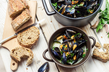 Mussels served with bread for dinner