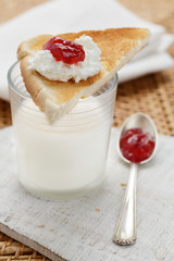 Toast mit Quark und Konfitüre
