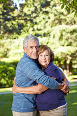 Verliebte Senioren umarmen sich im Park