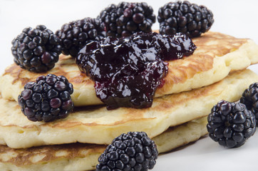 Pfannkuchen mit frisch gepflückten Brombeeren und Brombeergelee
