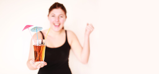 junges Mädchen freut sich über Cocktail