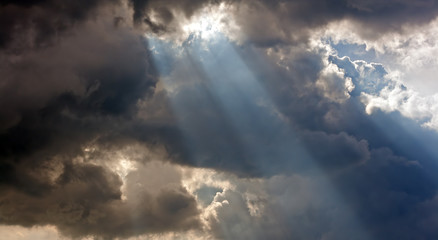Fototapeta na wymiar Promieni słonecznych przez chmury burzowe