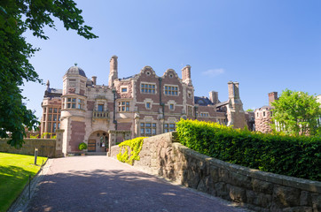 Fototapeta premium Entry road to beautiful castle