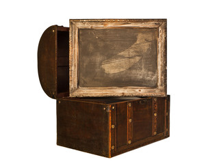 unbeschriebene Tafel in offener Truhe