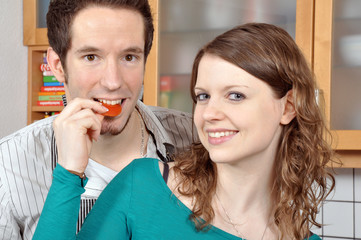 Junges Paar beim gemeinsamen Kochen und Essen