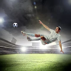 Tableaux ronds sur aluminium Foot joueur de football frappant le ballon