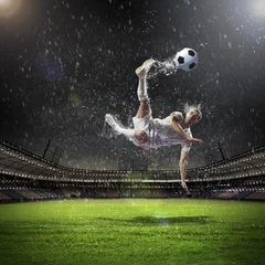 Fototapete Fußball Fußballspieler, der den Ball schlägt