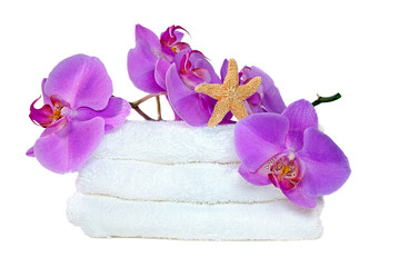 Obraz na płótnie Canvas starfish and orchids on towels
