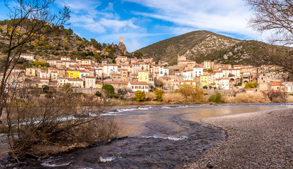 Vieux village de Roquebrun sur la rivière Orb, dans l'Hérault, en Occitanie, France