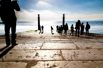 Turistas en la orilla del Tajo - Lisboa