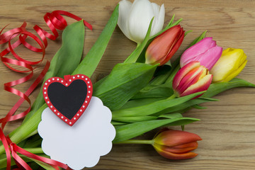 Tulpenstrauß auf Holz dekoriert