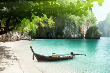 Plakat Łód¼ na plaży wyspy w Krabi, Tajlandia