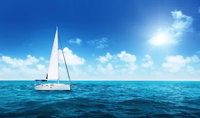 Keuken spatwand met foto Yacht Sailing on water of ocean © Iakov Kalinin