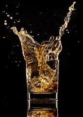  Glas whisky met splash, geïsoleerd op zwarte achtergrond © Jag_cz
