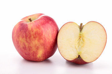 Naklejka na ściany i meble pojedyncze świeże dojrzałe jabłko