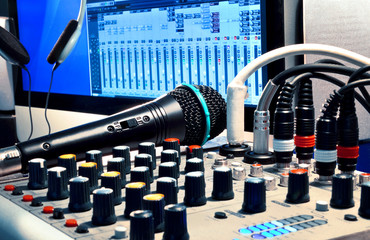 Homerecording Software – Mischpult und Mikrofon mit Computer