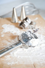 tutto il necessario per cucinare biscotti con diverse forme