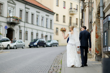 Obraz premium Bride and groom walking together