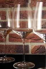 Bicchieri per vino su sfondo di mattoni