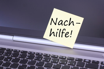 Laptop mit Zettel Nachhilfe