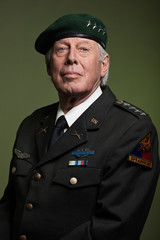 Obraz premium US military general wearing beret. Studio portrait.