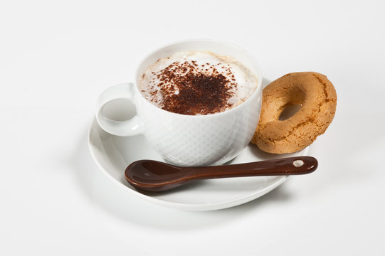 tazza di caffè con latte, cacao e biscotto