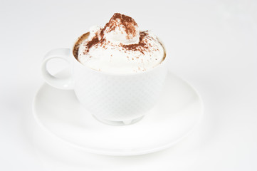 tazza di cappuccino con panna e cacao