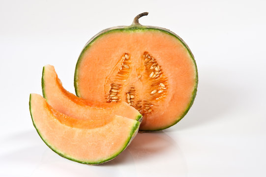 melone aperto e fette su sfondo bianco