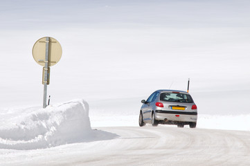 Voiture sur la neige