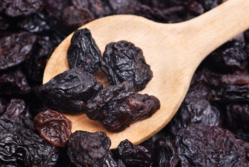 raisins and  wooden  spoon close- up food background
