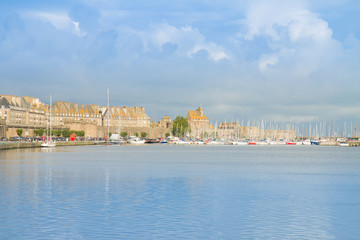 Fototapeta na wymiar Port w Saint Malo, Francja
