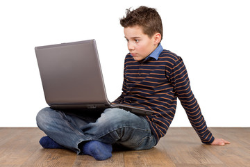 Konzentrierter Junge - Kind mit Notebook - Laptop auf dem Schoß