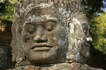 Fototapeta na wymiar Zamknij się z posągiem, Victory Gate Bridge, Angkor Thom, Kambodża