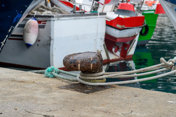 Fototapeta na wymiar Cumowanie łodzi w hiszpańskim porcie