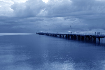 Fototapeta na wymiar Drewniany most na plaży