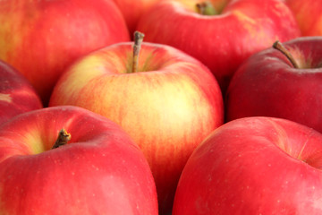 Fototapeta na wymiar soczyste jabłka czerwone, z bliska
