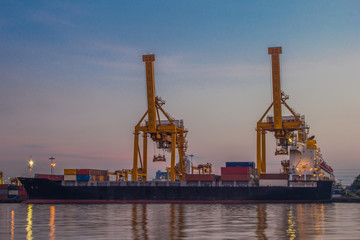 Obraz premium Crane in harbor