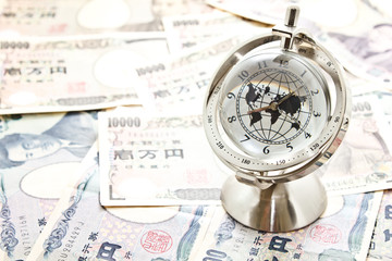 global model clock on Japanese notes