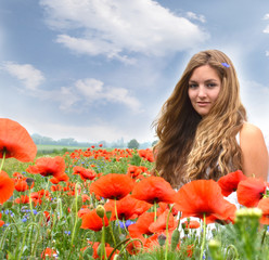 Frühling, Sommer: Junge, blonde Frau in Klatschmohnwiese