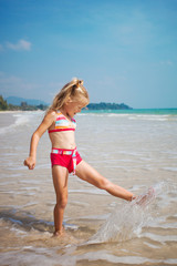 Naklejka premium happy child on the beach