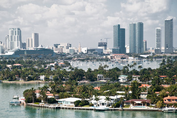 Fototapeta na wymiar zobacz Miami zatoki z mieszkania w wieżowcu