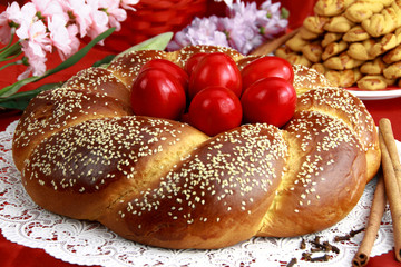 Fototapety  Wielkanocny słodki chleb z czerwonymi jajkami