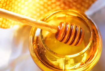 Fototapeta Honey dipper with bee honeycomb obraz
