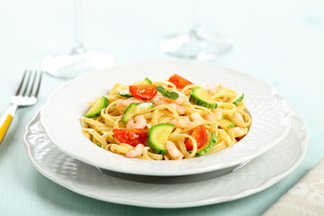 pasta italiana con zucchine e gamberetti 