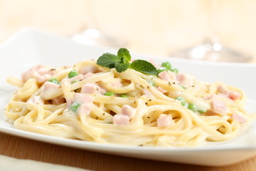 pasta italiana con prosciutto piselli e panna 