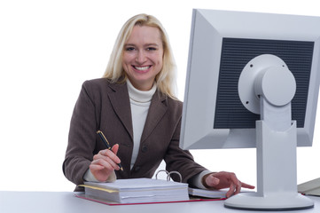 Junge Frau arbeitet am PC