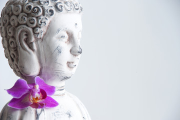 Buddha mit Orchidee