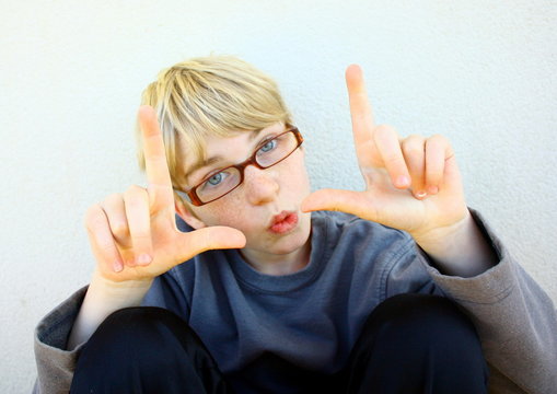 enfant à lunettes langage des signes