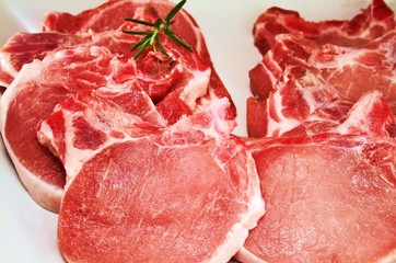 frisch aufgeschnittene Schweinekoteletts