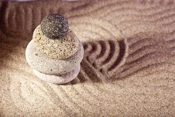 Fototapeta na wymiar cztery kamienie na piasku